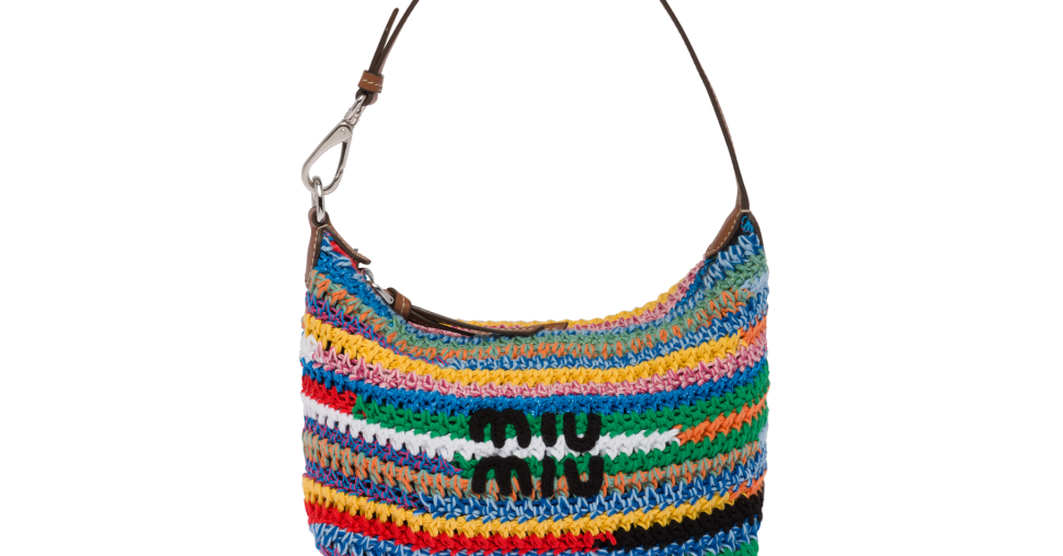 Sac en crochet de Miu Miu : Zoom sur la pochette multicolore la plus convoitée de l’été
