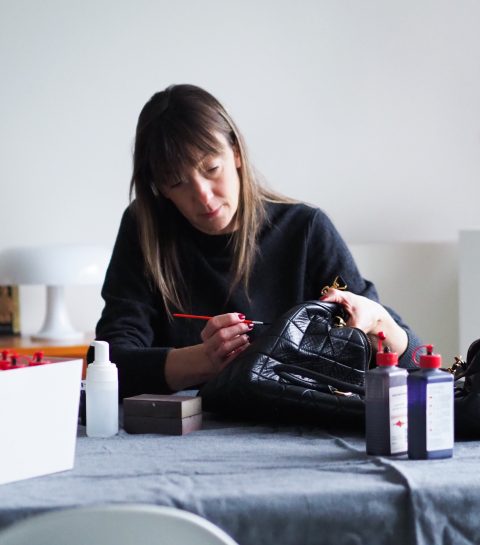 Dans l’atelier de restauration de sacs de luxe de Valérie François