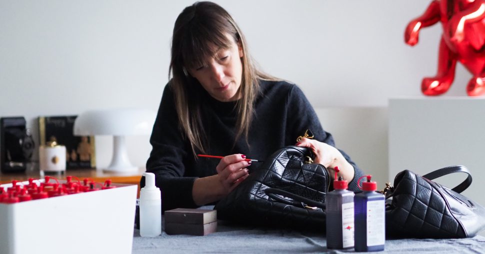 Dans l’atelier de restauration de sacs de luxe de Valérie François