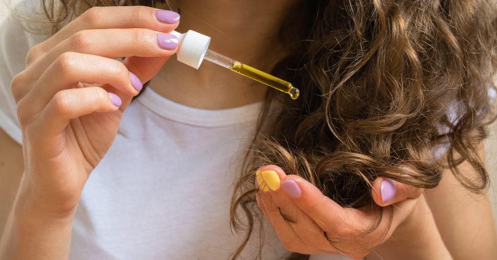 De belles boucles en été : mode d’emploi pour des cheveux souples, brillants et bien protégés