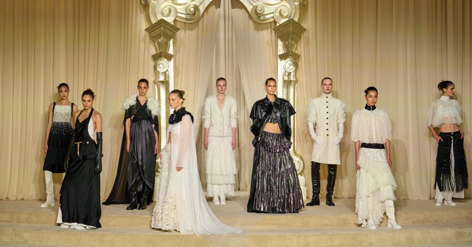 Entre premiers pas et derniers échos : bilan sur la couture parisienne