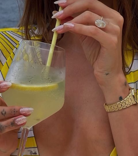 Hailey Bieber : sa nailartist dévoile l’objet insolite pour réaliser ses fameux polka dots