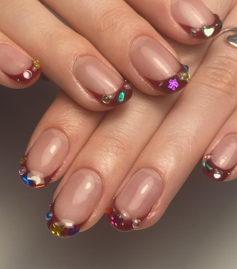 Comment reproduire la tendance “disco nails” ?