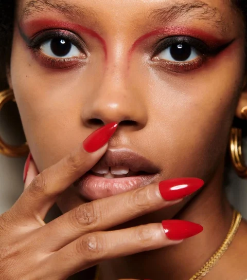 Qu’est-ce que la « théorie des ongles rouges » qui promet de booster la confiance en soi ?