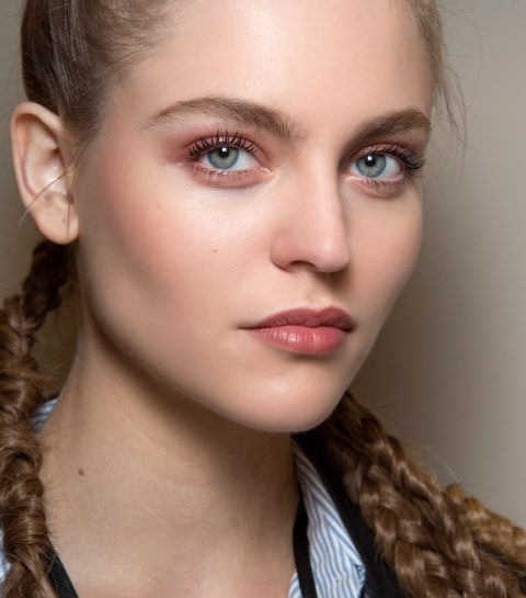 « Burgundy eyes » : la tendance mascara et liner qui éclipse le classique noir