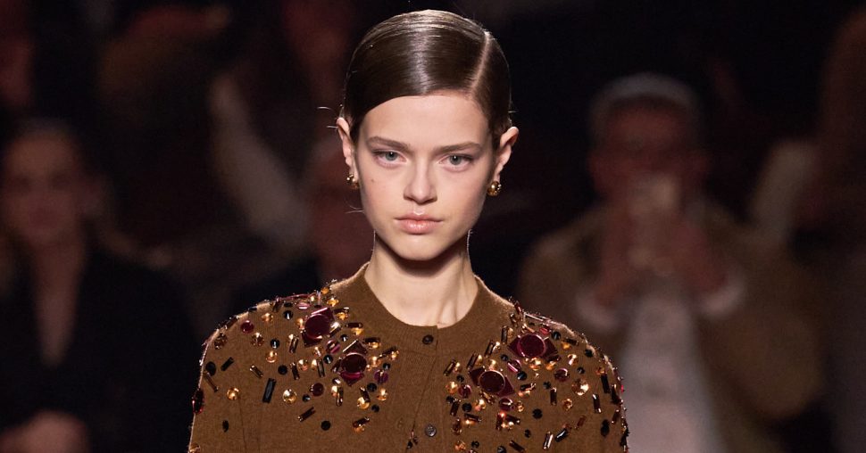 Pourquoi le cardigan cintré est en train de devenir notre nouveau basique préféré ?