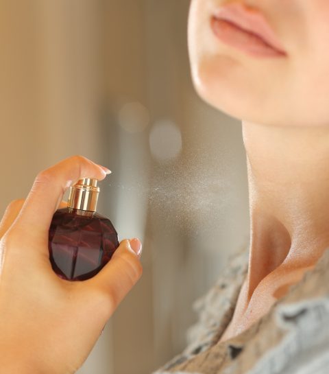 Vaporiser son parfum dans le cou : le geste anodin qui pourrait nuire à votre santé, selon les experts