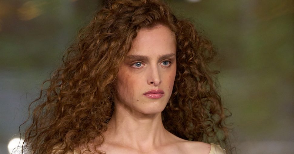 Oubliez les lèvres nude, le rose franc va s’imposer ces prochains mois