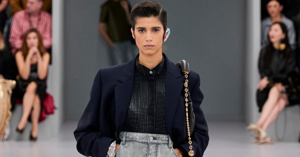 Le jean boyfriend est officiellement de retour : avec quelles chaussures le porter cet automne ?