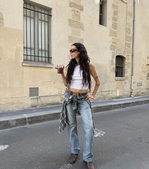 Comment porter la chemise nouée autour de la taille cet automne ?